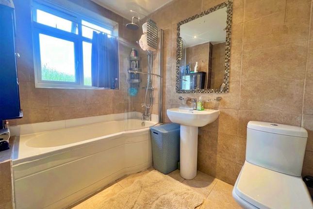 62, Chinnor Crescent, Greenford photo 4