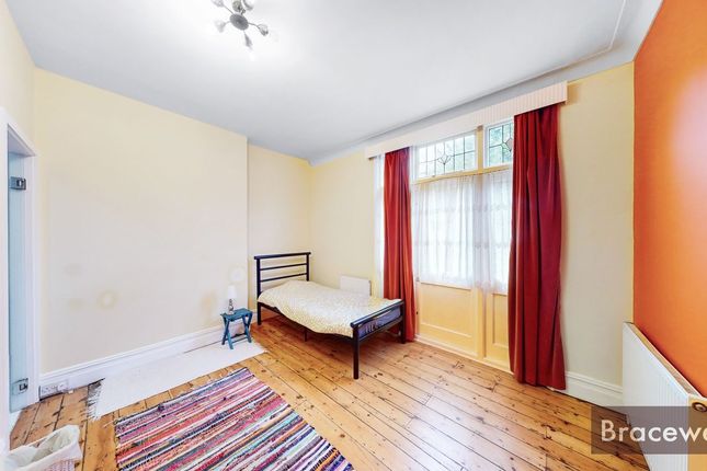 Terraced house for sale in Oak Avenue, London