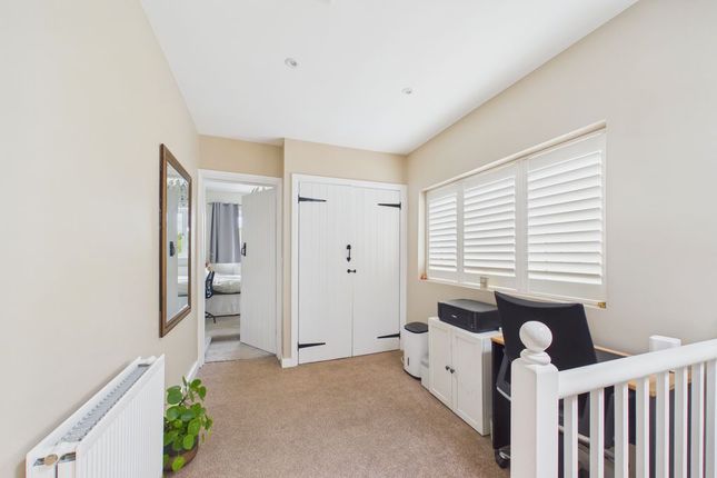 39, Chequers Lane, Tadworth photo 4