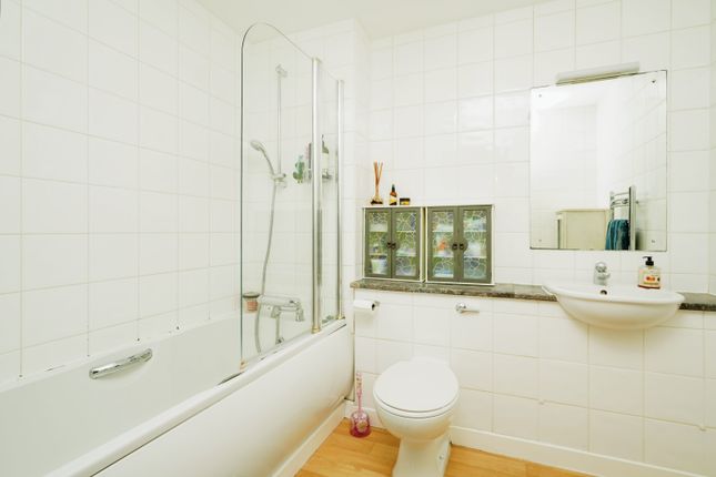 Flat for sale in Moorland Close, Witney, Oxfordshire