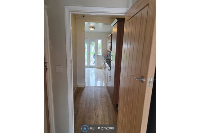 Rushden Gardens, Clayhall, Ilford photo 4