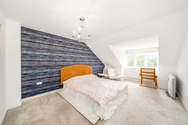 9, Bell Farm Way, Walton-On-Thames photo 4