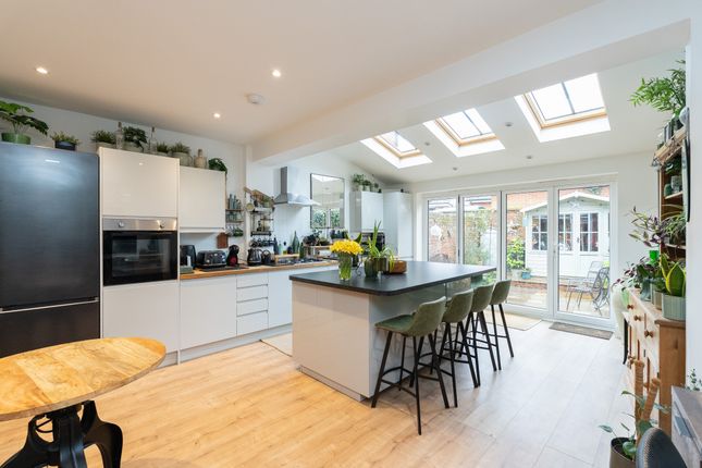 32b, Church Street, Dorking photo 2