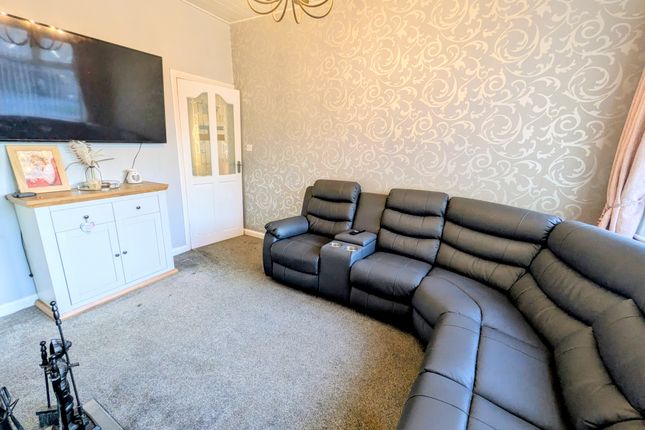 12, Wyke Crescent, Bradford photo 3