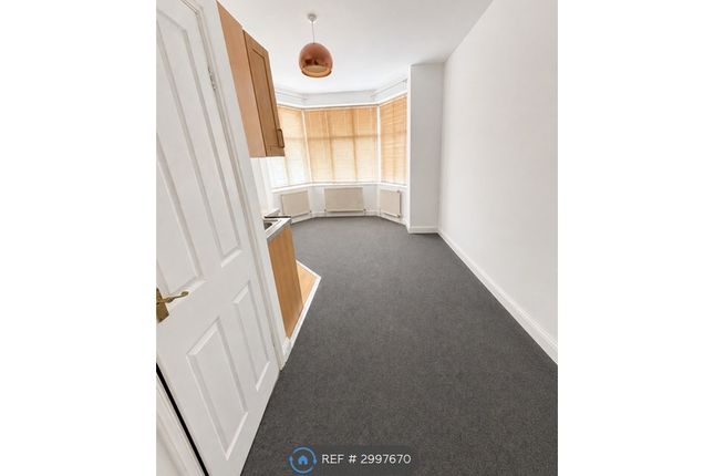 Flat A A Hoop Lane, London photo 2