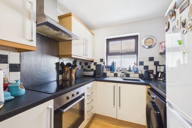 Flat 4, Holly House, 508, London Road, Surrey photo 3