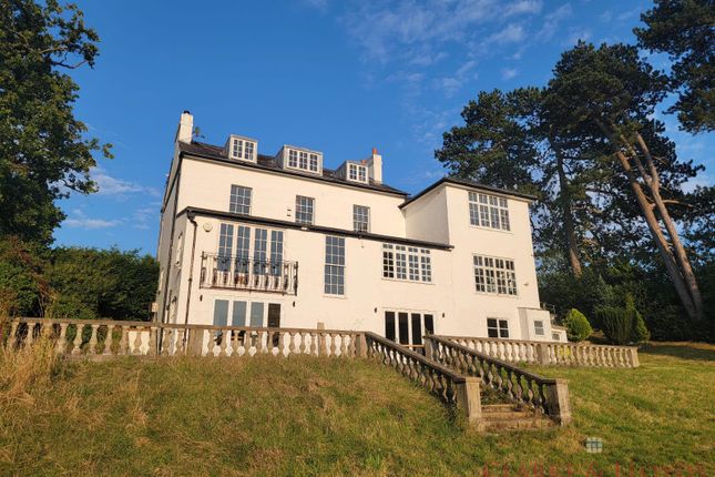 Luxurious 5-Bedroom Mansion In Prestigious Bromley