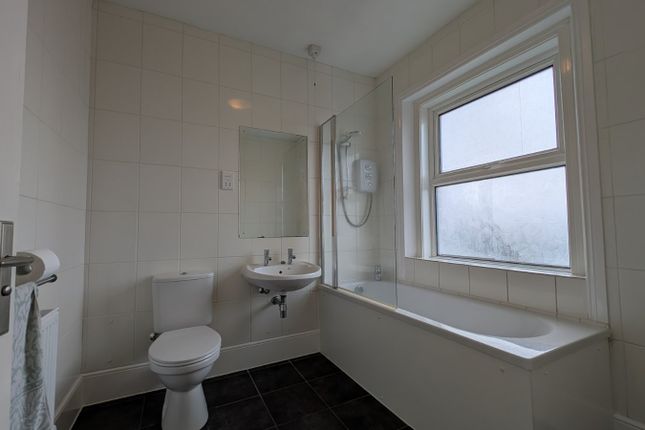 Flat D, 50, Earls Avenue, Kent photo 5