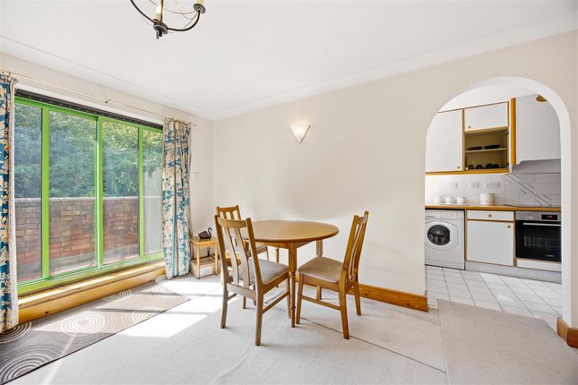 14, Robinwood Grove, Hillingdon photo 4