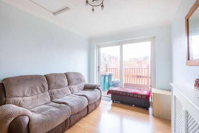 1 Binney Court, Crawley photo 4