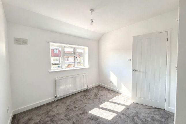 84 Hilldene Avenue, Romford photo 5