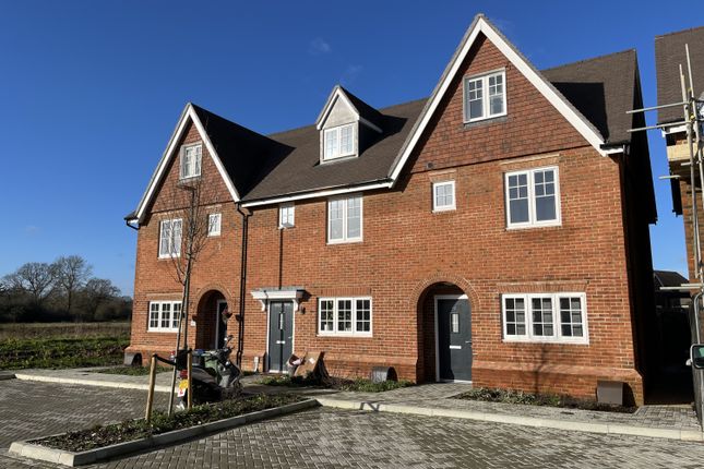 Town house to rent in Horley, Surrey