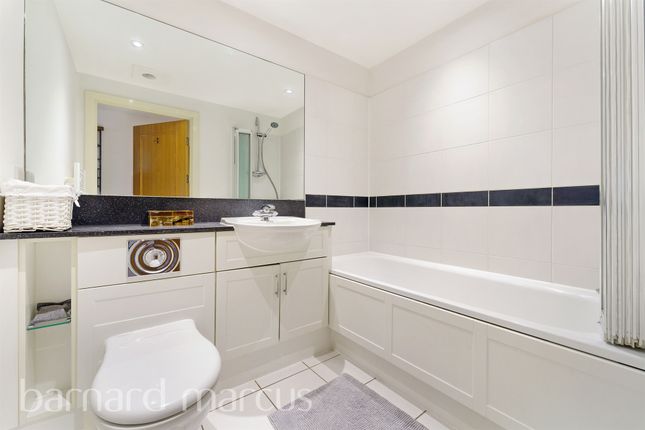 Flat for sale in Brewhouse Lane, Putney, London