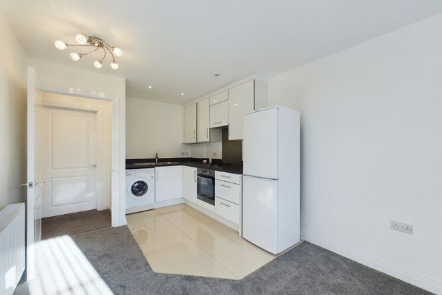 2, Hanover Close, Surrey photo 2