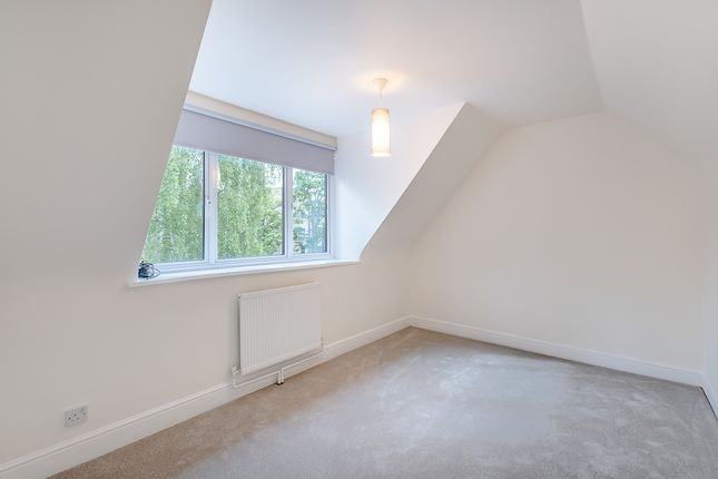 Flat to rent in Logan Place, London
