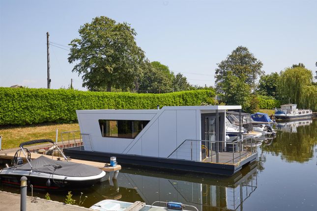Houseboat for sale in Bates Wharf, Chertsey