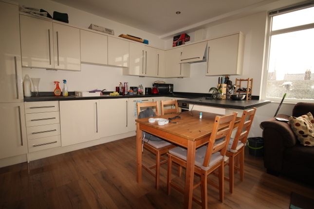 Thumbnail Flat to rent in Castlebank House, Oak Road, Leatherhead