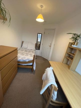 Shared accommodation to rent in Aspen Grove, Farnham, Hampshire