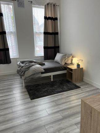 Room to rent in Park Parade, London