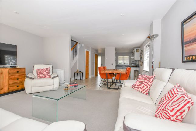 5, Woodfield Place, Bracknell photo 2