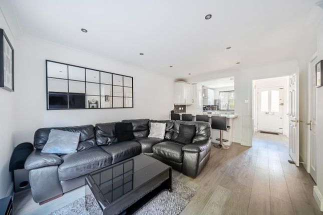 6, Montague Hall Place, Bushey photo 2