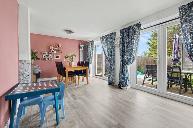 16, Byrd Court, Laindon photo 4