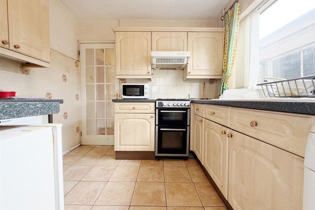 15, Mold Road Estate, Wrexham photo 3