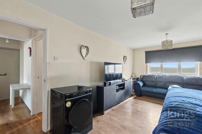 38, Five Acres, Harlow photo 4
