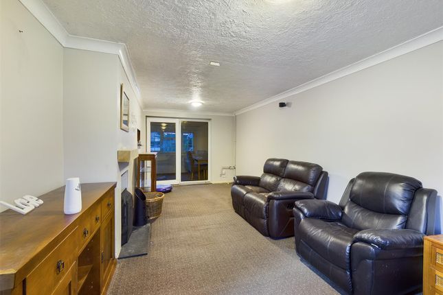21, Cherry Lane, Crawley photo 3