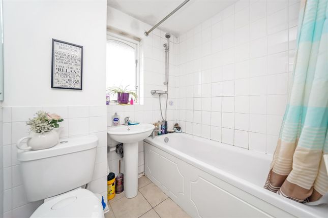 End terrace house for sale in Celadon Close, Enfield