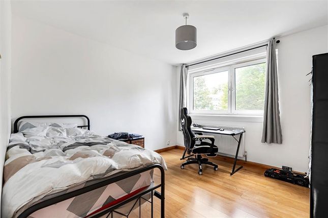 Flat 6, Woodcott House, Ellisfield Drive, London photo 4