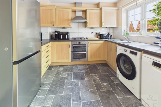 16 Highwood Park, Crawley photo 3
