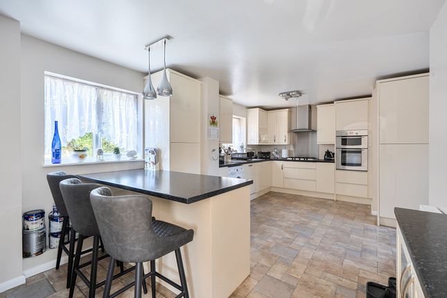 15 Allum Grove, Tadworth photo 2