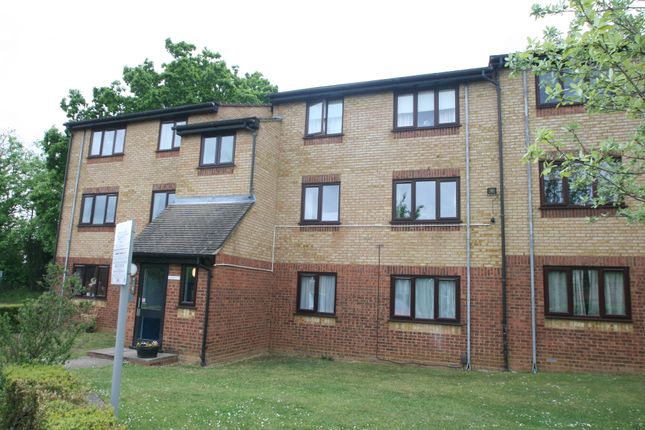 Flat to rent in Sandown Road, Watford, Herts