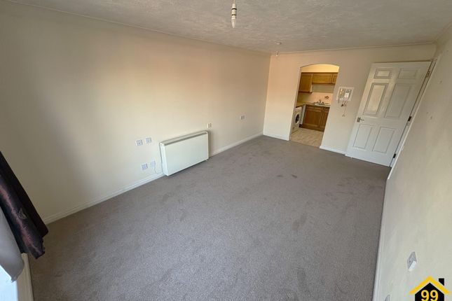20, Manor Farm Court, Egham photo 4