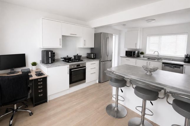 42, Windmill Grove, Fareham photo 2