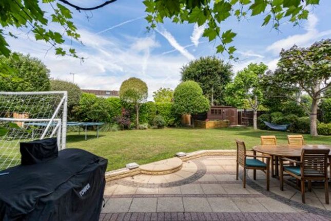 16 Taleworth Park, Ashtead photo 4