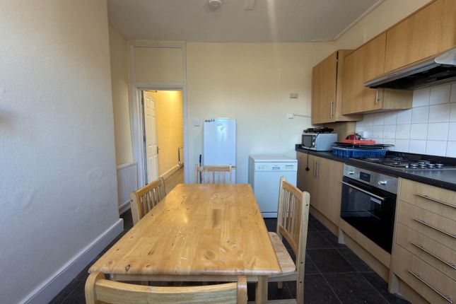Flat 4, High Road, London photo 2