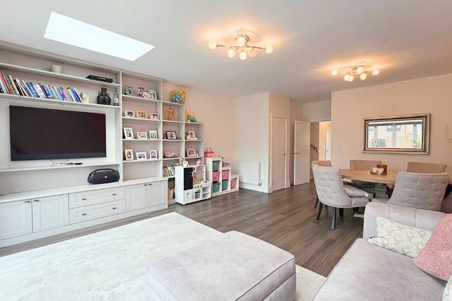 22 Hawthorn Drive, Crowthorne, Berkshire photo 4