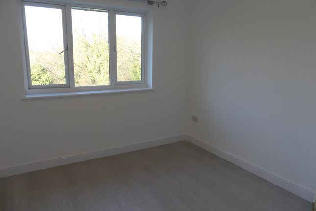 16 Langley Court, Crawley photo 5