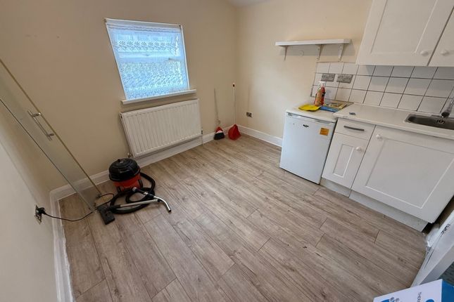 Room 3, 35, Grove Park Road, West Green photo 2