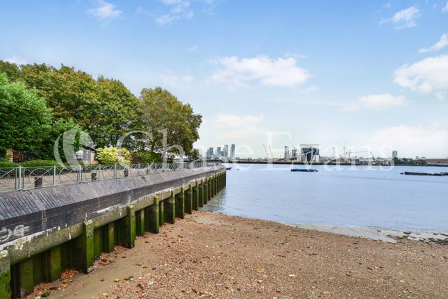 Flat for sale in Amsterdam Road, Isle Of Dogs