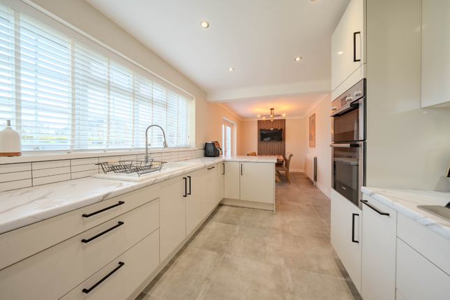 32, Nichols Way, West Yorkshire photo 3