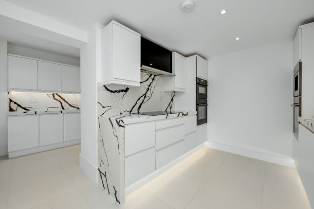 Flat 17, Sandown House, 1, High Street, Surrey photo 2