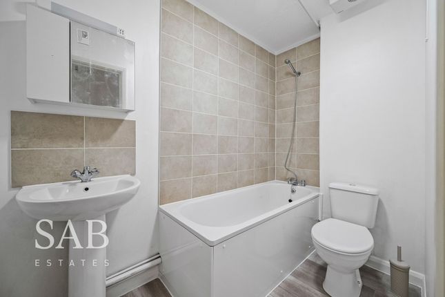 3 Hadfield Close, Southall photo 4