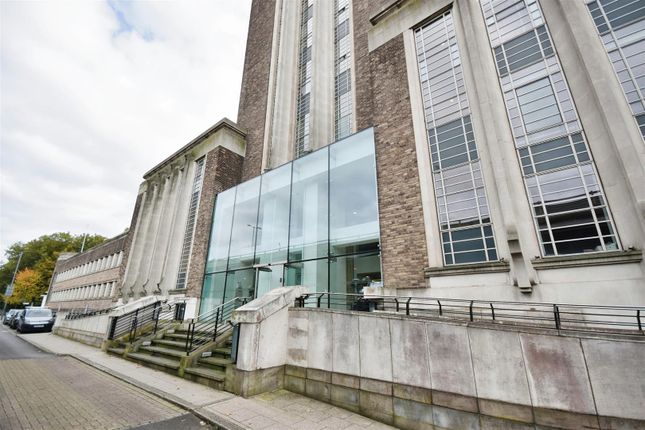 Studio flat on G13 Wallis House, Great West Road, Brentford, £180,000