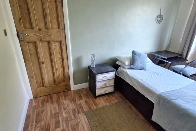 24 Raleigh Drive, Surbiton photo 3