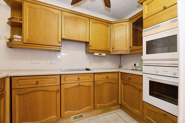 Flat 25/Arbrook Court, 87 Clayton Road, Chessington photo 3