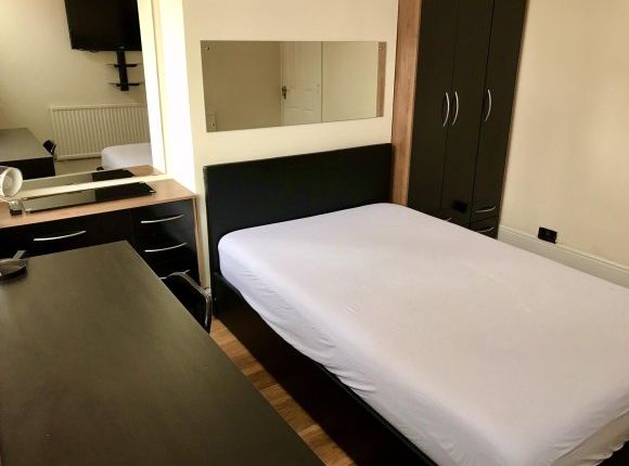 Bedroom 1c.Jpg
