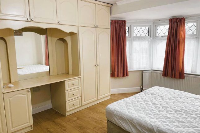 1st Floor Flat, 32, Broad Walk, Hounslow photo 5